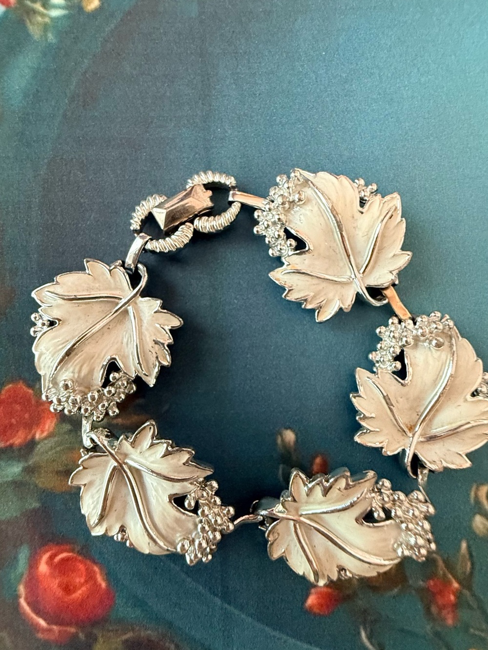 Gold Color  Leaf Link Bracelet.